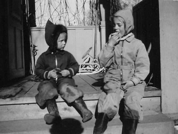 Karin och Mariann äta smörgås, april 1941