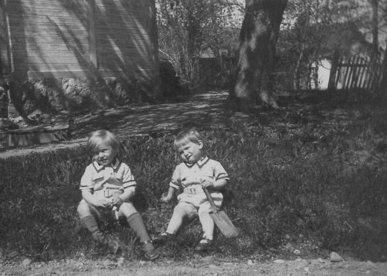 Stefan och Rolf framför köksfarstun på Salta pingsthelgen 1944