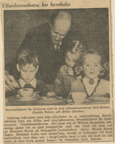Överstelöjtnant Bo Lindman med de små utlandssvenskarna Erik Zenker, Gunilla Fabian och Britta Günther.