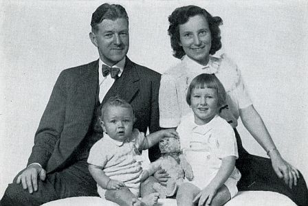 Wilhelm och Hetti Klingberg med sönerna Mikael och Wilhelm