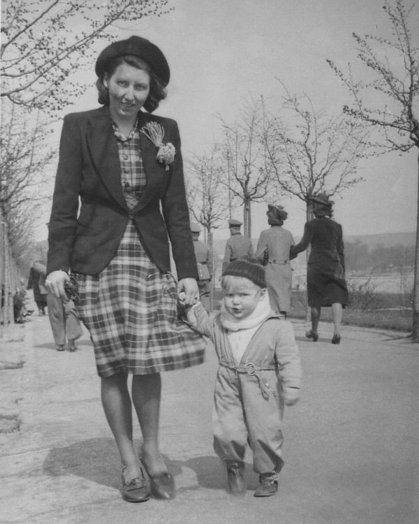 Märta och Stefan på promenad april 1942